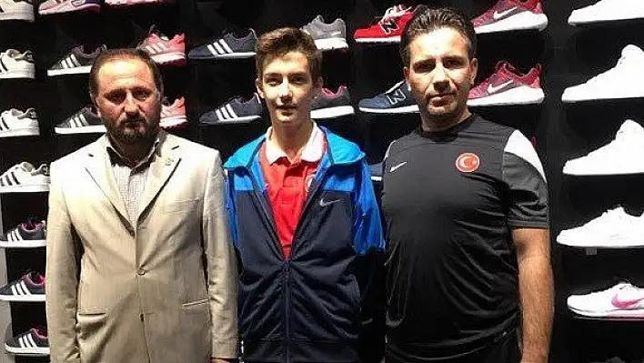 Kırkbeşoğlu, Onur Talha'yı ödüllendirdi