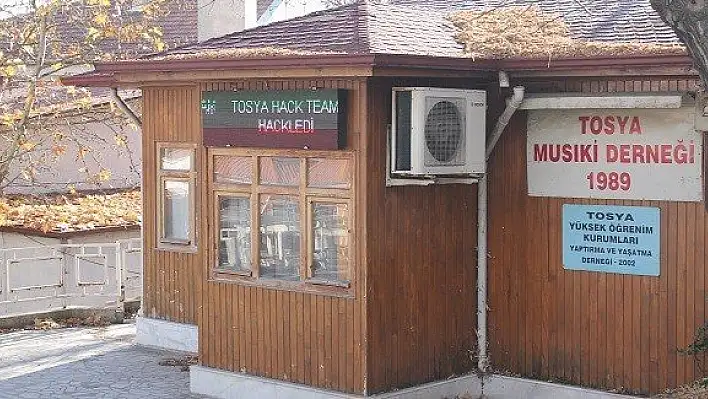 Tosya'da iş yerlerinin reklam tabelaları hacklendi