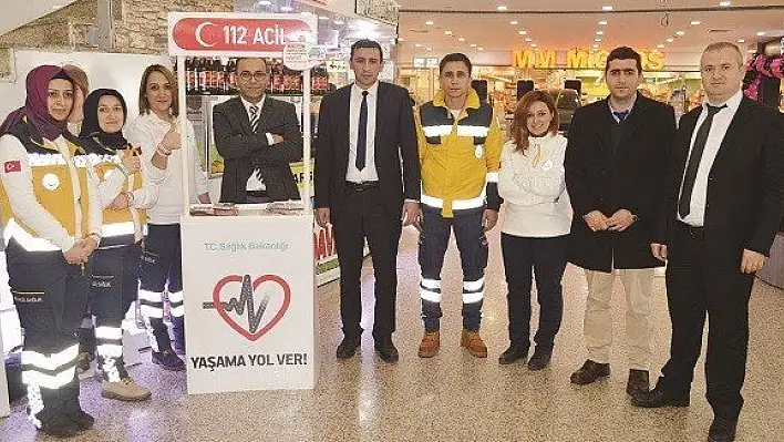 112 Acil Servis Ekipleri, 'Yaşama Yol Ver' standı açtı