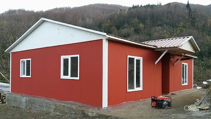 9 çocukla barakada yaşayan aile, yeni evine kavuştu