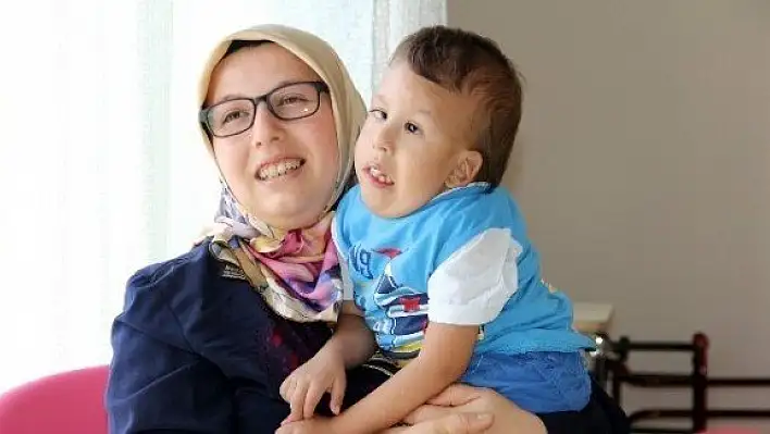 Yaşamaz denilen bebek 'anne-baba' demeye başladı
