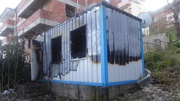 Yaşlı adamın kaldığı konteyner yandı