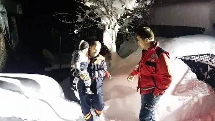 Karda mahsur kalan hasta bebeği AFAD ve UMKE kurtardı