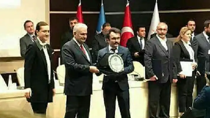 Özata'ya ödülünü Başbakan Yıldırım verdi