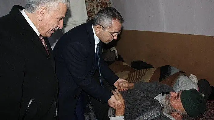 Ölüme terk edilen yaşlı adamın yardımına kaymakam yetişti