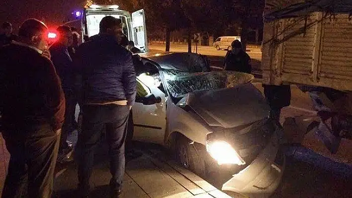 Otomobil ile kamyon çarpıştı: 5 yaralı