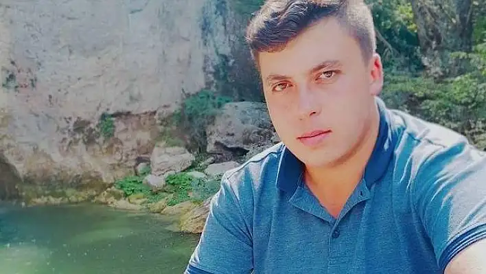 Ağaca çarpan motosiklet sürücüsü hayatını kaybetti