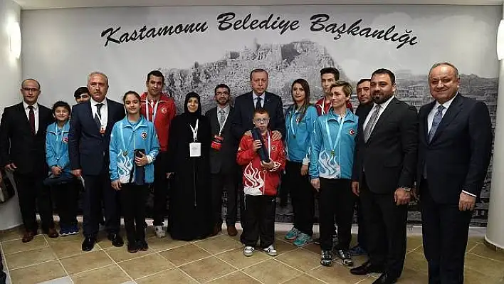 Cumhurbaşkanı Erdoğan, başarılı sporcularımızı ödüllendirdi