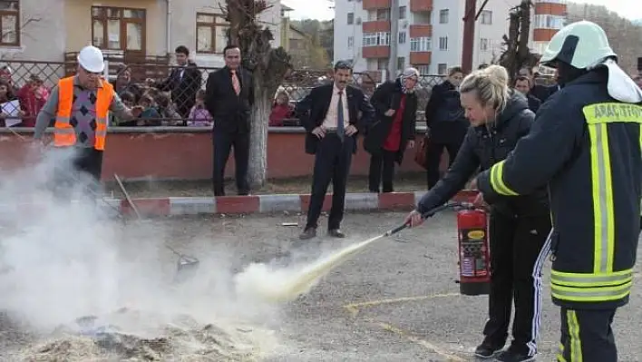 Öğretmenlere yangın söndürme ve kurtarma tatbikatı yaptırıldı