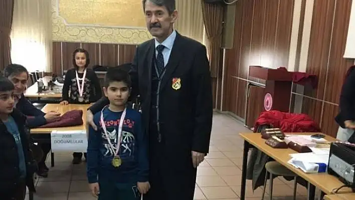 Satranç turnuvasında Ali Fuat Darende İlkokulu birinci oldu