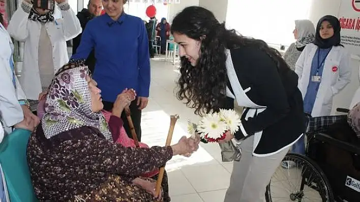 Huzurevi sakinlerinin Yaşlılar Gününü kutladılar