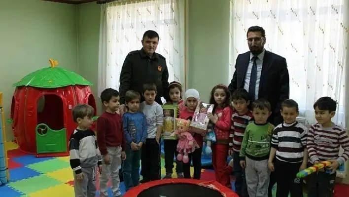 Araç'ta Kuran Kursuna giden çocuklar için pasta kesildi