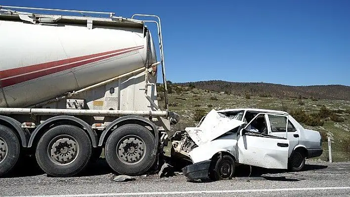 Arıza yapan beton mikserine otomobil çarptı: 1 ölü