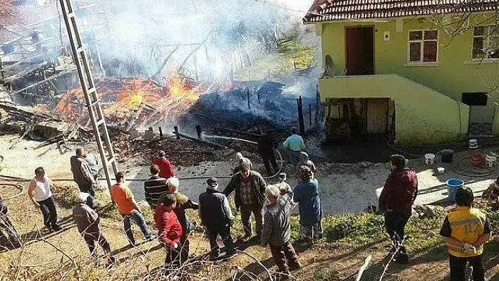 Kastamonu'da 2 katlı ahşap ev alevlere teslim oldu