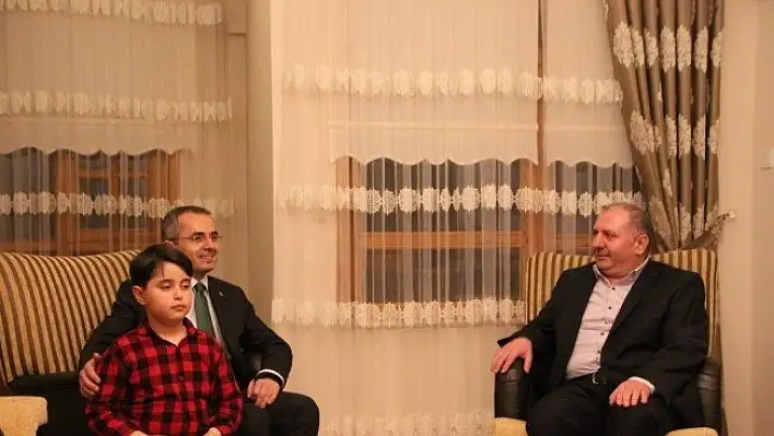 Eve konuk olan kaymakam 20 dakika aile ile kitap okudu