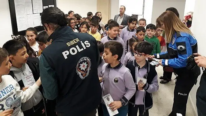 Polis, öğrencileri sosyal medya konusunda uyardı