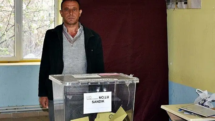 Tosya'da sabah evi yanan vatandaş koşarak oy kullanmaya gitti