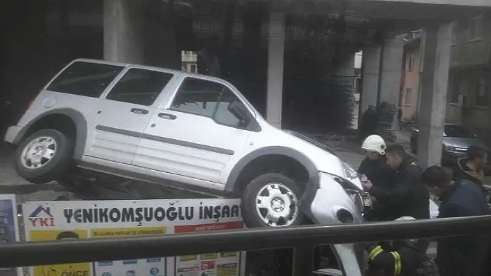 Yoldan çıkan kamyonet, inşaata düştü