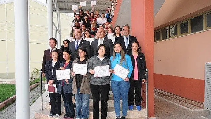 110 Bayan Kursiyere Yüzme sertifikası verildi 