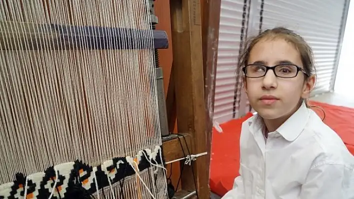 Görme engelli genç kız, hissederek kilim dokuyor