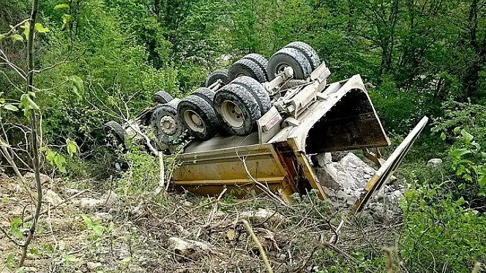 Taş yüklü kamyon uçuruma yuvarlandı