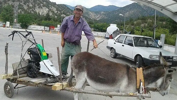 Tek eşeği ile çiftçilik yapıyor