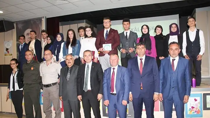 Tosya Cumhuriyet Anadolu Lisesinden Eşkali Aşk isimli şiir dinletisi