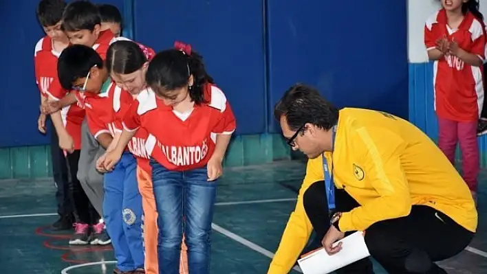 Tosya'da ilkokullar arası fiziksel etkinlik oyunları yarışması yapıldı