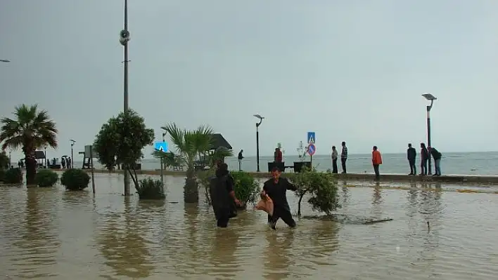 Çatalzeytin'i sel bastı, evler su altında kaldı