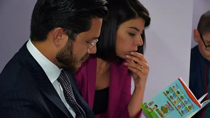Eşine doğum günü hediyesi olarak kütüphane hediye etti