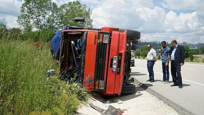 PVC yüklü kamyon, şarampole devrildi: 1 yaralı