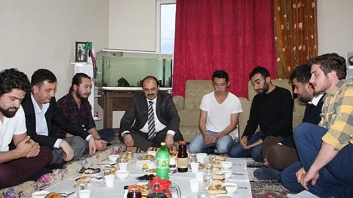 Rektör Aydın öğrencilerinin iftarda yer sofrasına konuk oldu
