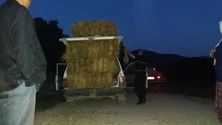 15 balya saman yüklü otomobille güldüren yolculuk