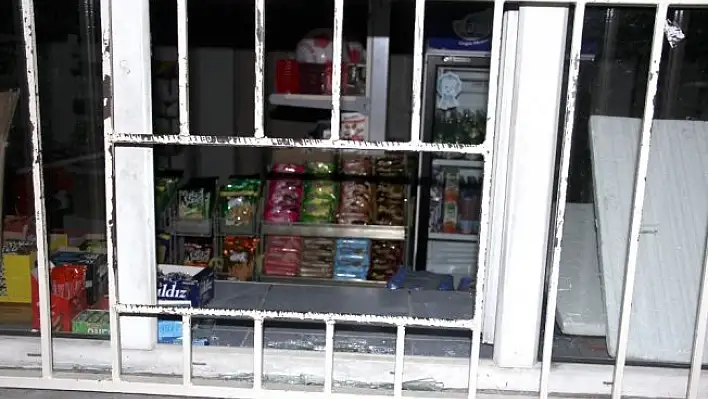 Hırsızlık için girdiği kantinde çikolata yerken yakalandı