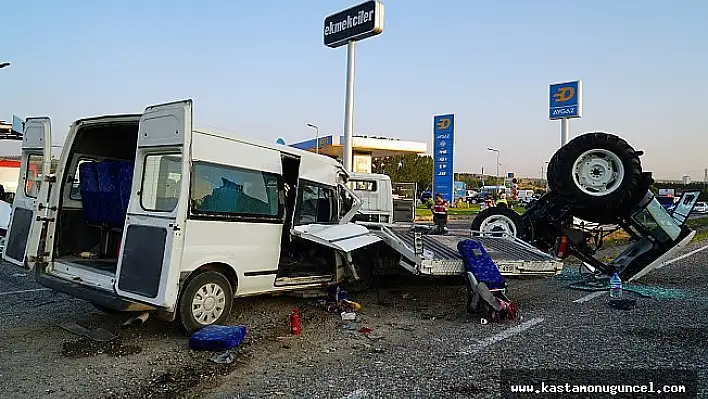 İşçi minibüsü ile traktör yüklü çekici çarpıştı: 7 yaralı