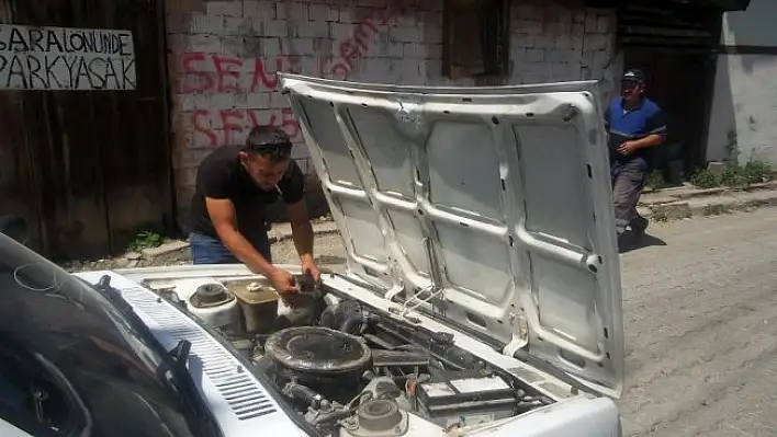 Otomobilin motoruna giren kedi, Karabük'ten Kastamonu'ya geldi