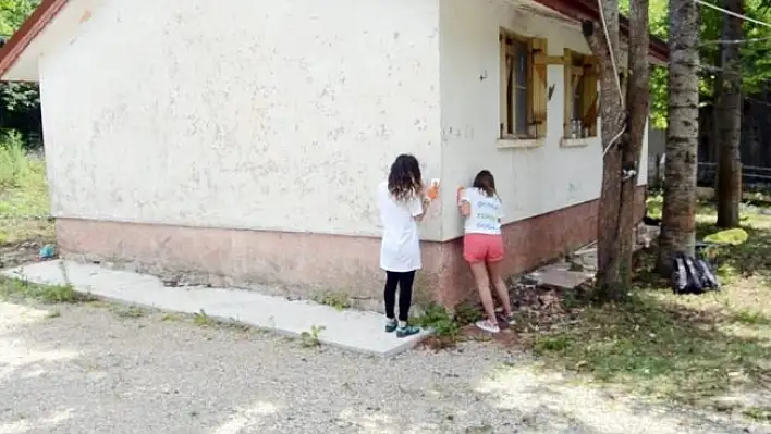 Üniversiteli öğrenciler, eski köy okulunu konağa dönüştürdü