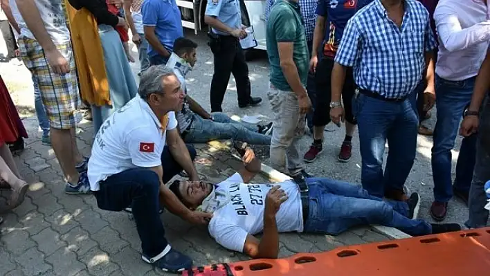 Ağaca çarpan otomobilde can pazarı