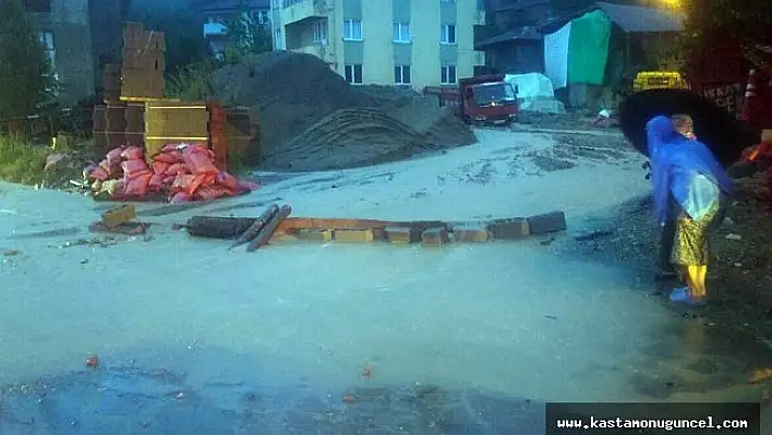 Kastamonu'da sel nedeniyle araçlar yolda mahsur kaldı
