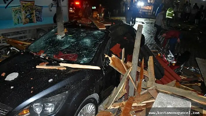 Kastamonu'da şiddetli yağmur ve rüzgar evlerin çatısını uçurdu
