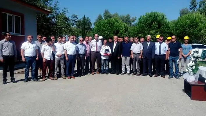 Bulduğu parayı sahibine teslim eden karayolları işçisi ödüllendirildi