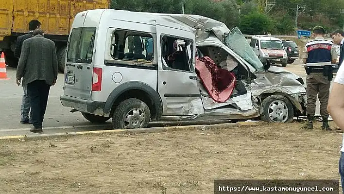 Kamyon ile hafif ticari araç çarpıştı: 1 ölü
