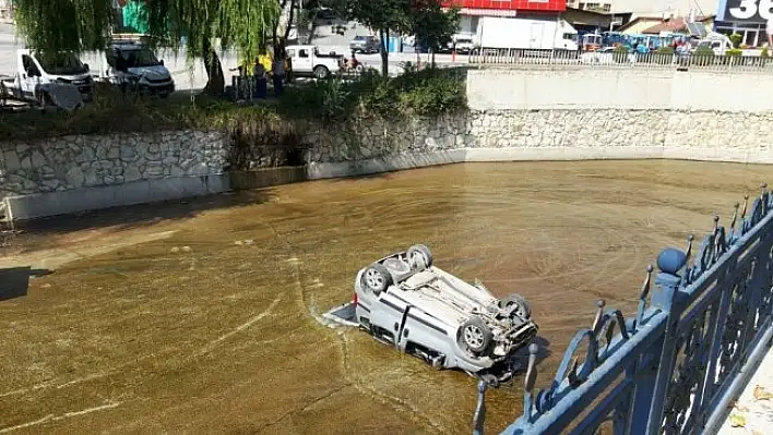 Yoldan çıkan hafif ticari araç çaya uçtu