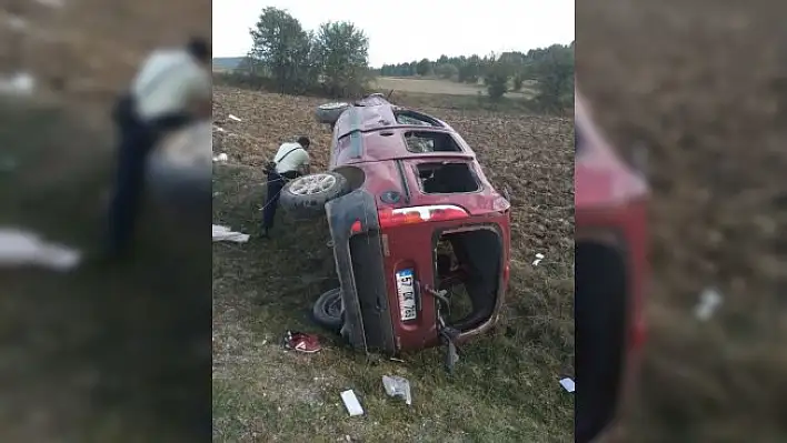 Yoldan çıkan hafif ticari araç tarlaya uçtu: 1 yaralı