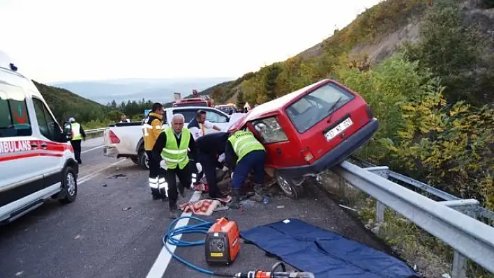 Otomobille kamyonet çarpıştı: 2 ölü, 1 yaralı