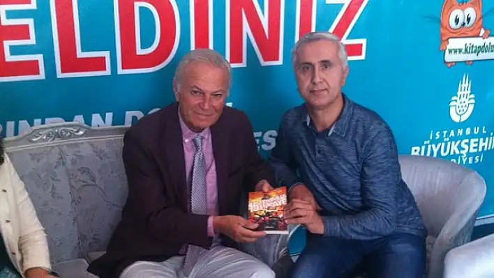 Yazar Karagöz, Ediz Hun'a kitap imzaladı