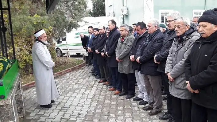 Emekli İmam, vefat eden annesinin namazını kıldırdı