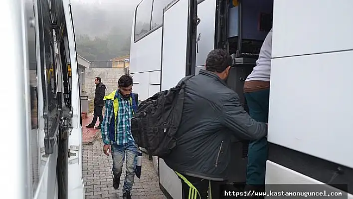 Kastamonu'da yakalanan 127 kaçak göçmen Göç İdaresine teslim edildi
