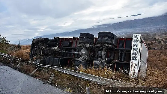 Kastamonu'da makas kesen kamyon, bariyerlere çarparak devrildi