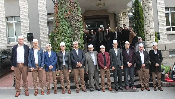 Tosya'da 19 genç hafız hayırseverler tarafından umreye gönderildi